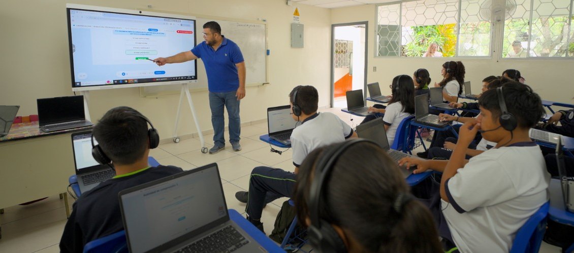 Aula de una escuela del programa de modernización educativa de El Salvador